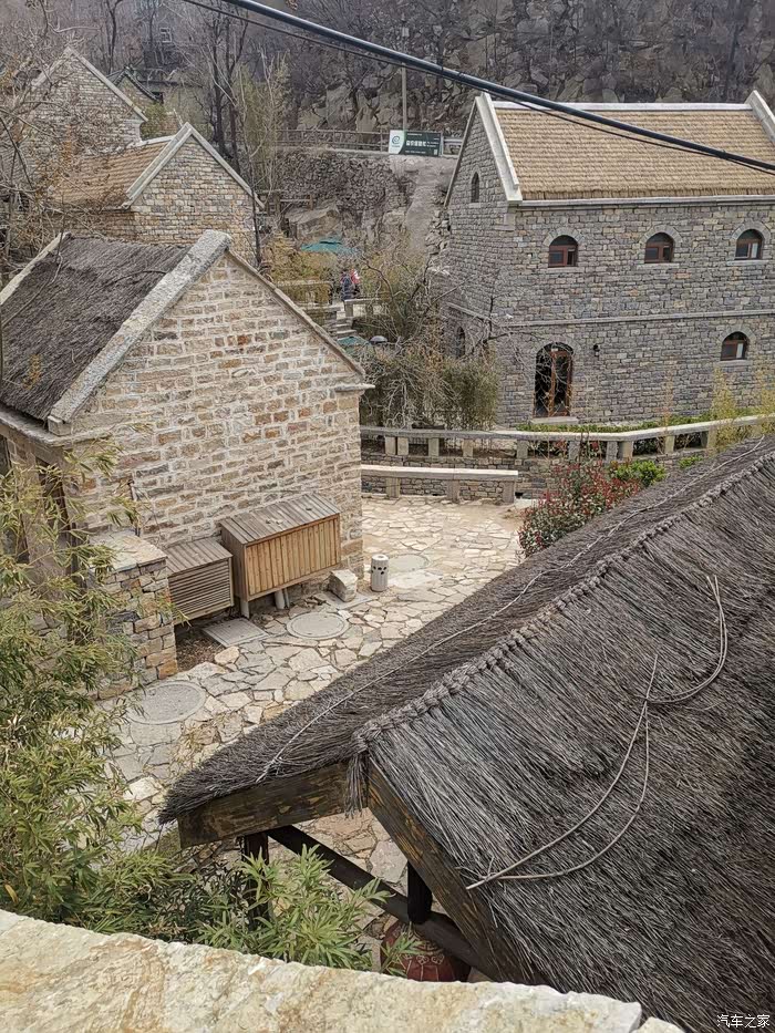 石屋一般为四合院结构,依山而建,院内干净整洁,错落有致