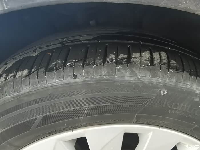 19年朗逸plus轮胎裂纹