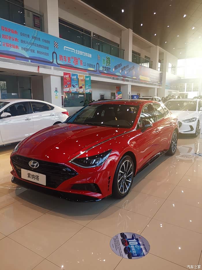 第十代索纳塔 北京现代的旗舰车型 外形非常新颖 红色更吸引眼球