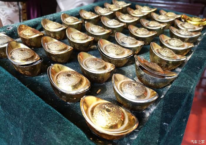 一堆金元宝哦,咱有一个就好了