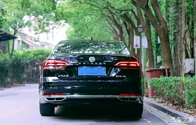 车尾辉腾如出辙居中排列phideon字标即使众logo依旧那么显眼但被误