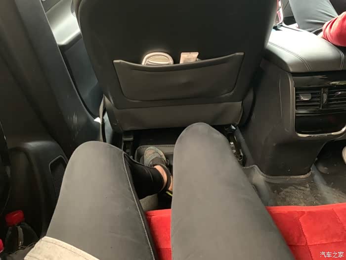 摄影师小唐为了让各位看官感受后排空间 自发在后座拍照感谢小唐的