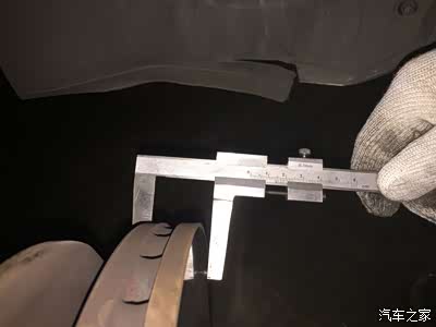 轮胎也要对刹车盘进行个基本检查通过卡尺即可明显看到剩余刹车盘厚度
