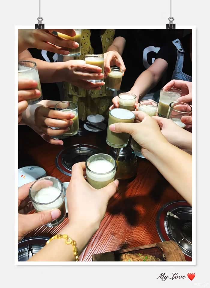 欣赏完了美景,一群人去吃饭啦,为我们的相聚干杯!