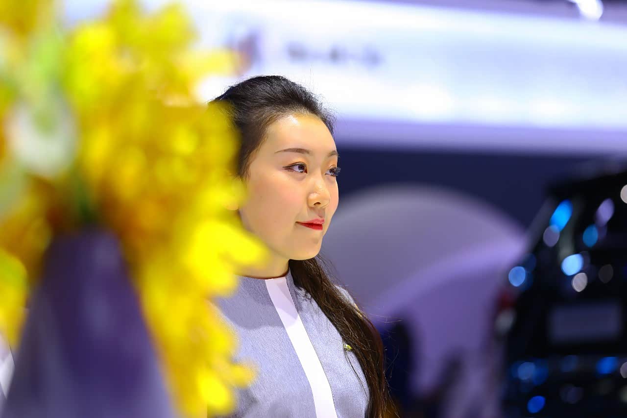 车展迎宾小姐姐也是很不错的,美丽大方.举止大方