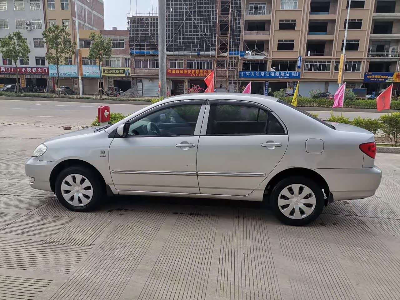 银色的老款丰田花冠依旧帅气