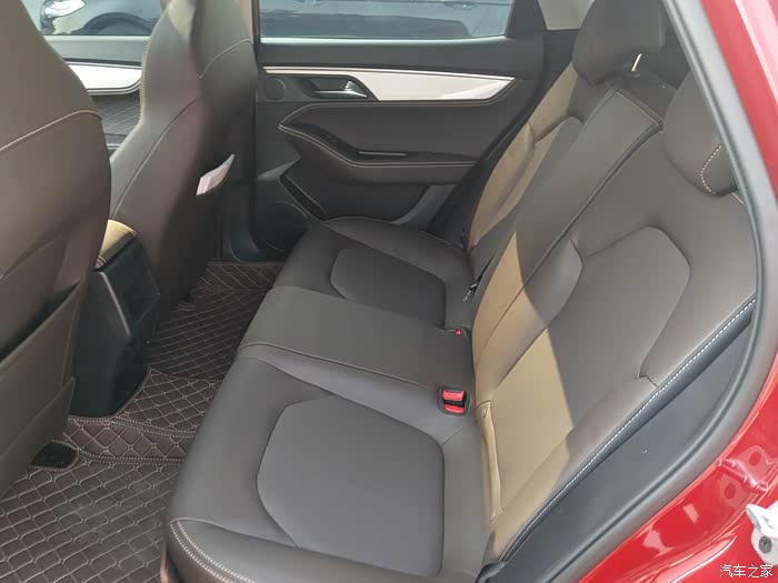 平凡快乐的生活,开着嘉悦a5,一家人逛超市