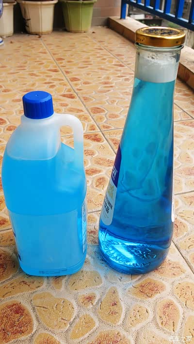 泡腾片溶解的玻璃水和品牌的成品玻璃水的对比.