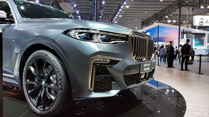 这台限量版x7采用了磨砂极地灰车漆