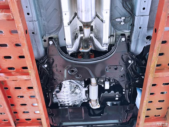 带着孩子去万达玩遇到观致奉上观致7的底盘