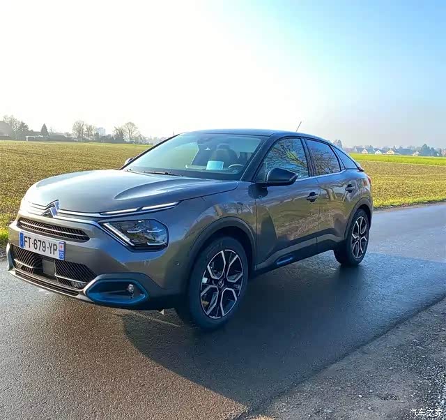 雪铁龙新一代c4实车大溜背身形外观很抢眼配魔毯悬架