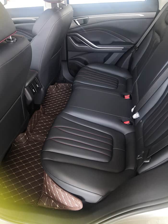 想换车,到店看看奔腾t55实车