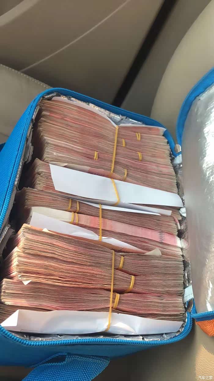 还是迈凯伦车主有钱任性,撞了人家的车直接14万现金买下了