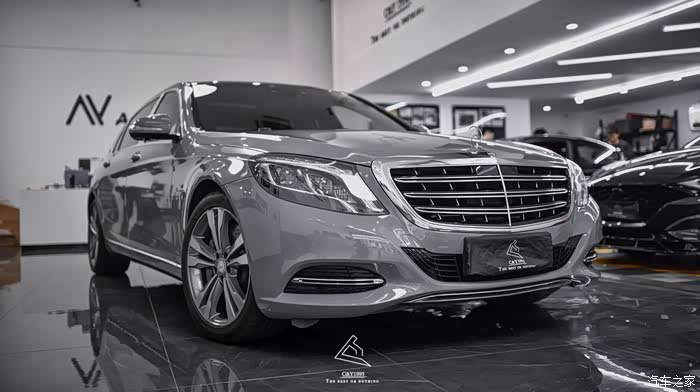 24岁的人生灰色西装奔驰迈巴赫s400