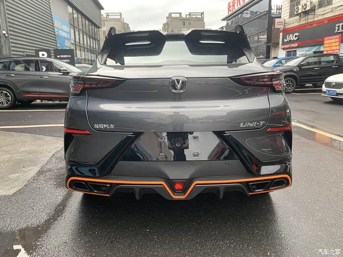 看到一台长安unit运动版外观挺酷的