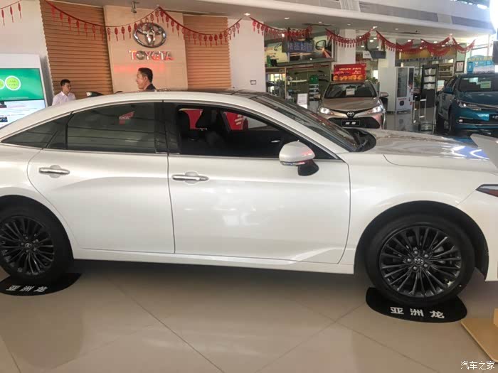 珍珠白色的黑顶亚洲龙