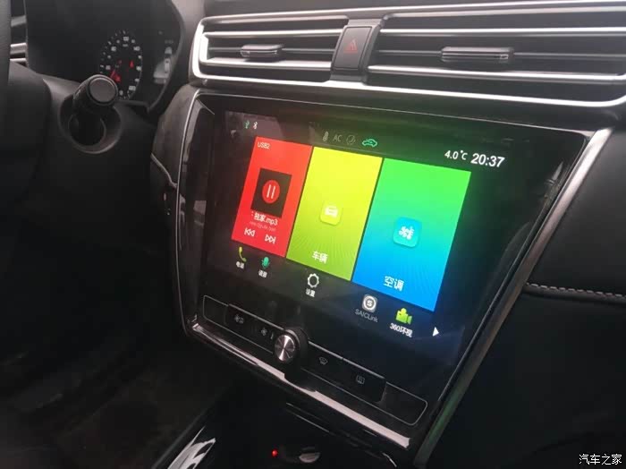 中控液晶屏显示屏功能还是挺多的,跟手机一样操控