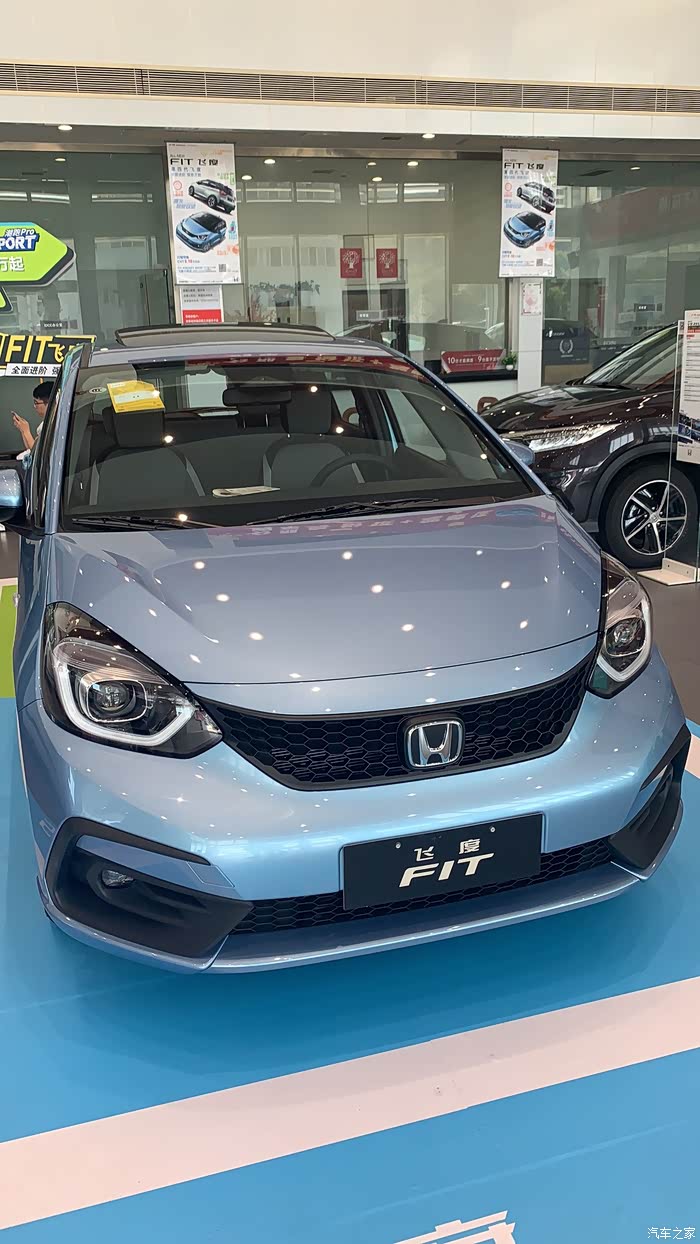 今天顺路去4s店看了新飞度sport