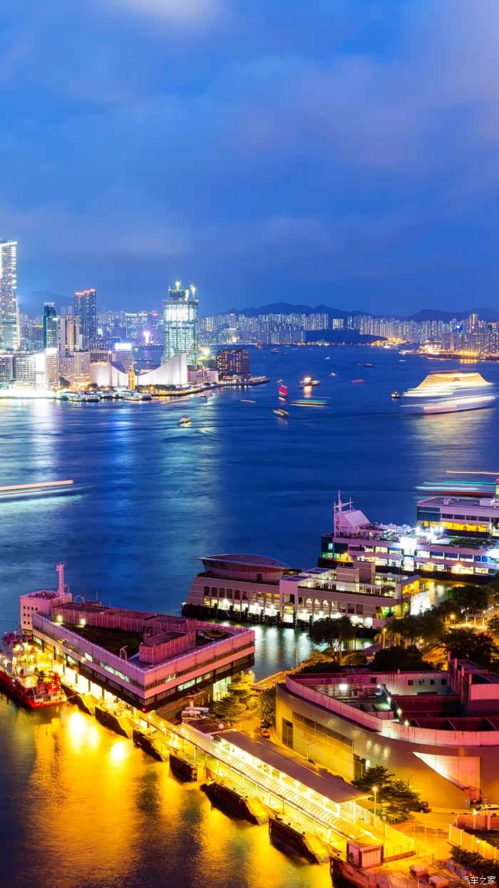 一座繁华的大都市不仅早晨是雄伟万分就连夜景也是别具特色