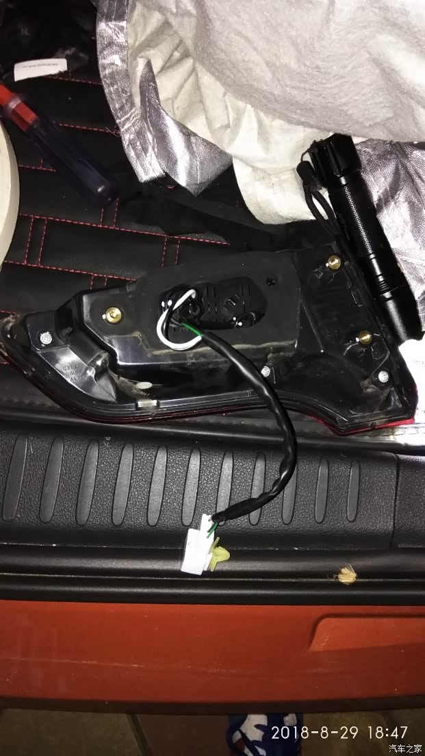 奔腾x40倒车灯更换成led灯