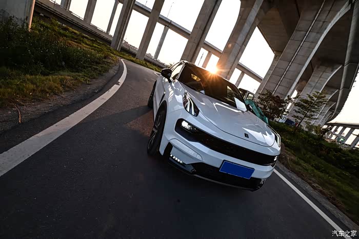 吹着微风伴着斜阳解锁白色领克05的绝美颜值