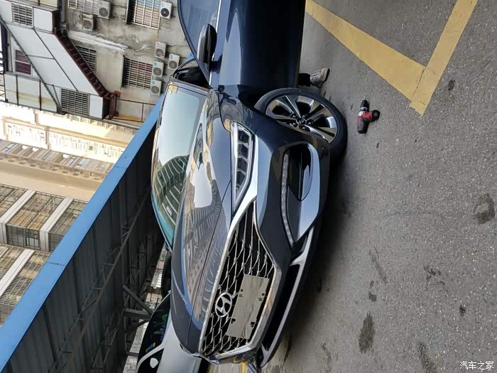 大神们太空灰跟雅致灰哪个更适合菲斯塔马上订车了有点纠结