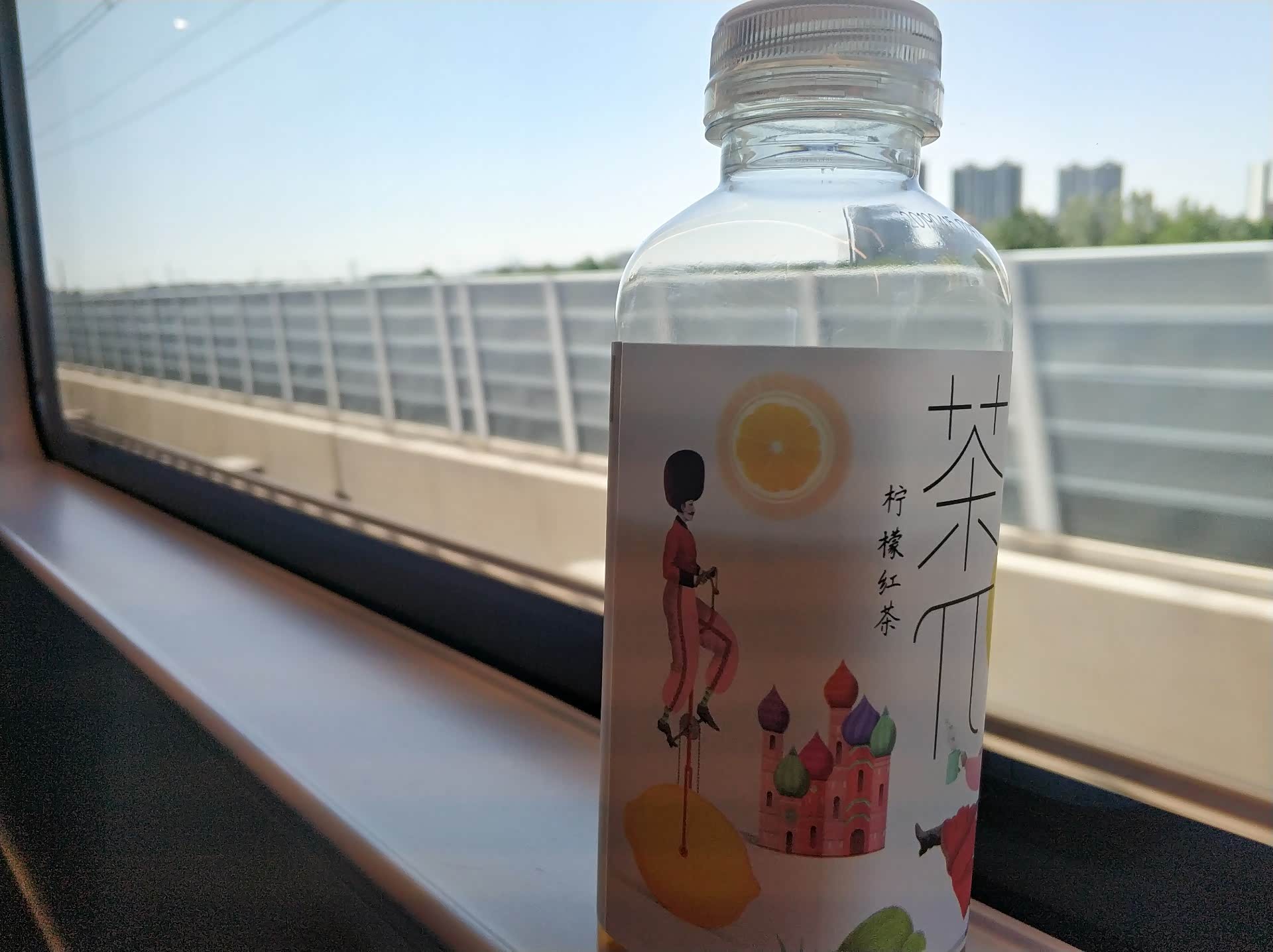咱中国的高铁就是稳,饮料液面都不怎么晃,崛起的中国!