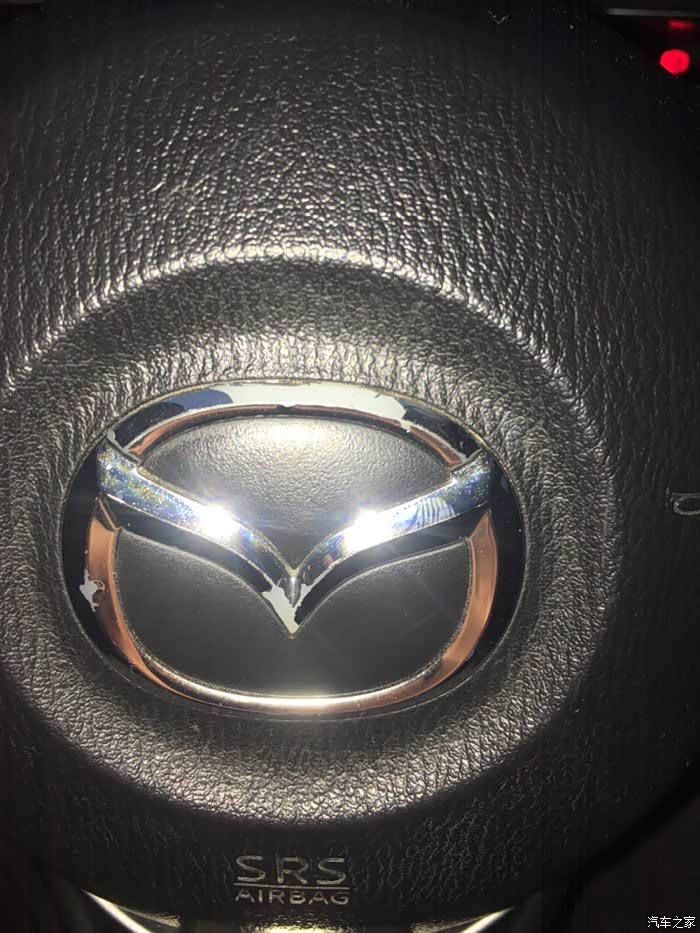 你们的啊昂克赛拉有车标掉漆吗看图