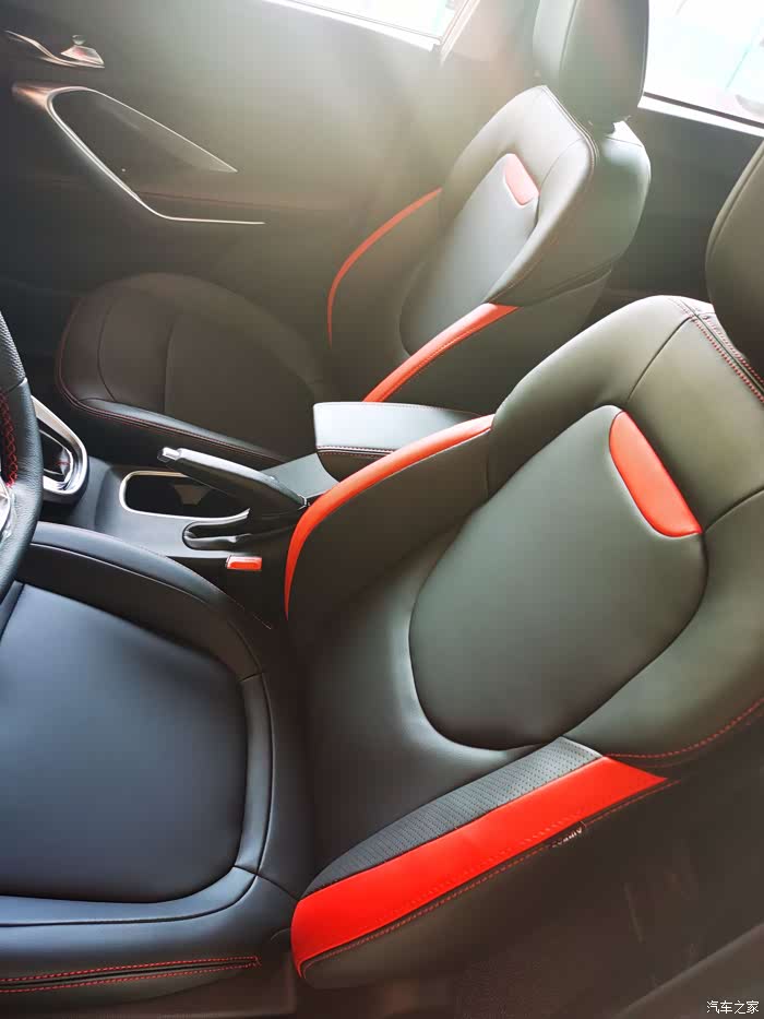 这颜色的搭配很不错,会不会女人更爱啊,我还是喜欢全黑的皮座椅