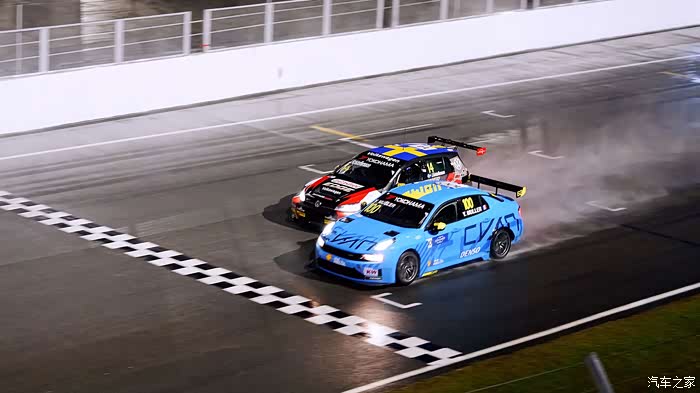 穆勒大叔力压对手冲线,为车队夺得年度总冠军立下汗马功劳!