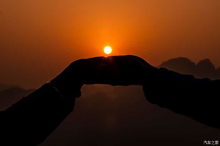 老爹老娘双手托起太阳