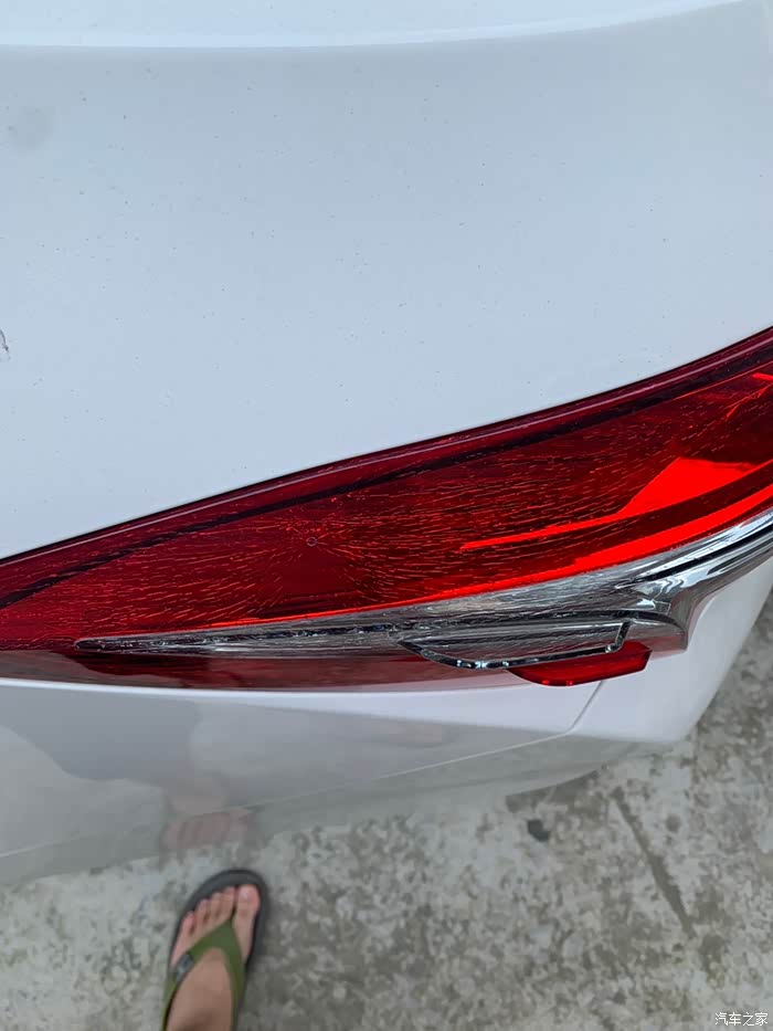18年16卡罗拉后尾灯很多裂纹