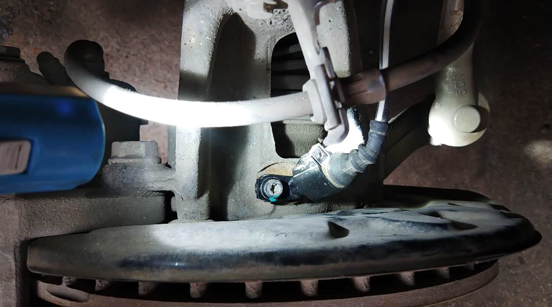 自己动手更换轮速传感器