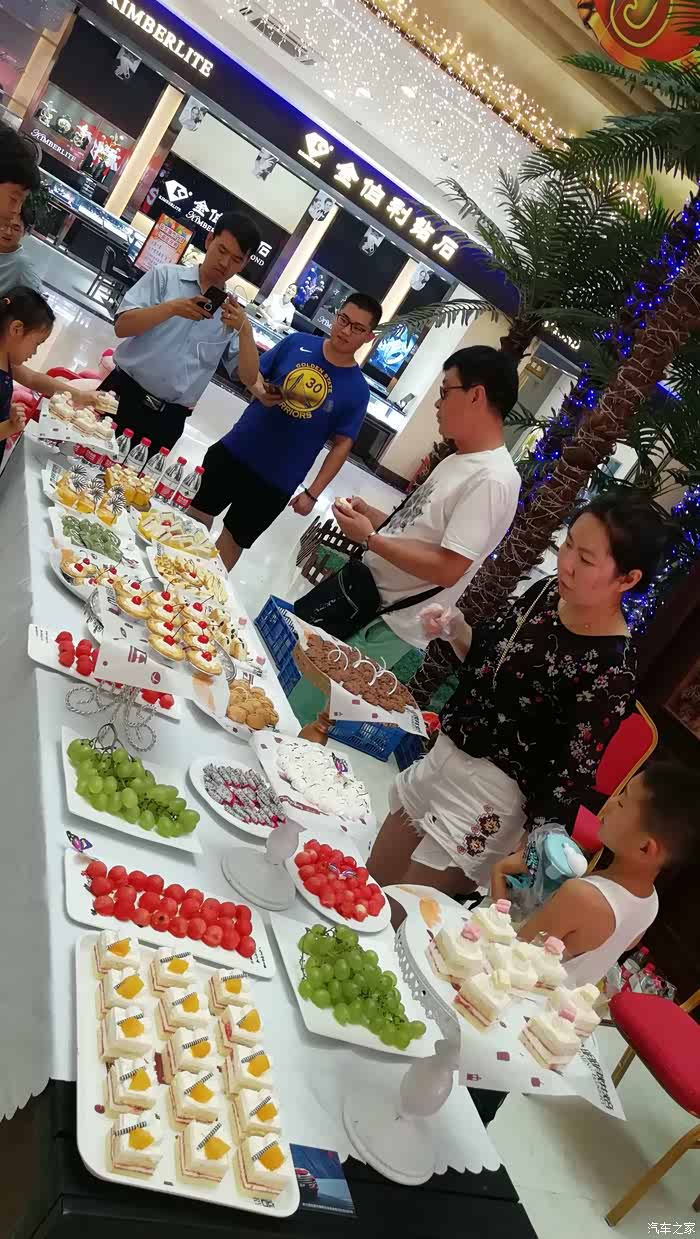 冷餐齐备,还挺精美的,吃点先