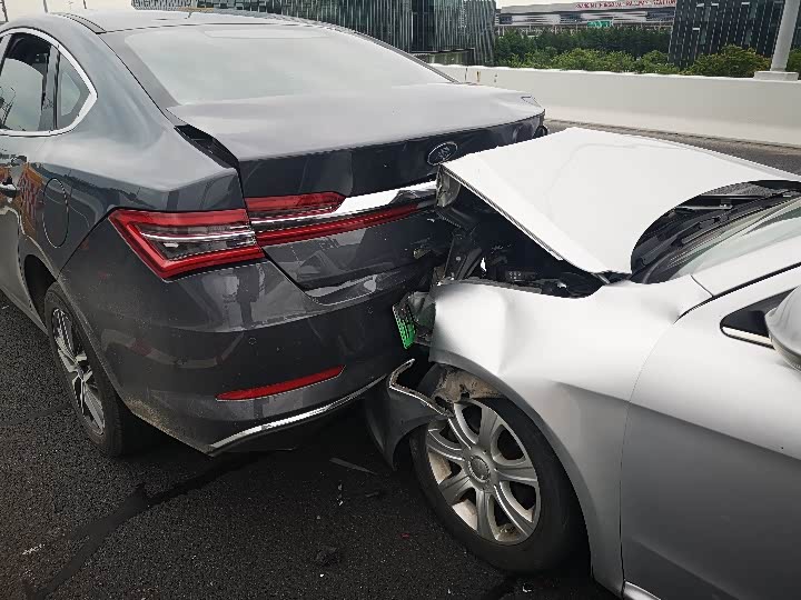 比亚迪秦prodm被追尾