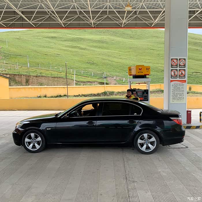 经典宝马e60530li在路上欢迎