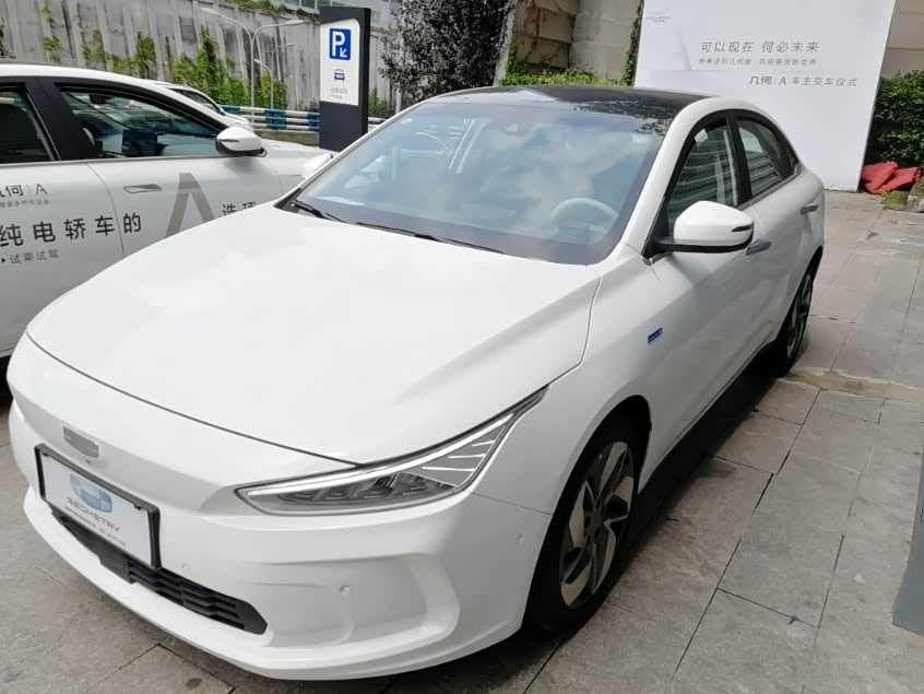 几何a的前脸采用的是封闭式的进气格栅,这是新能源的传统设计,这样