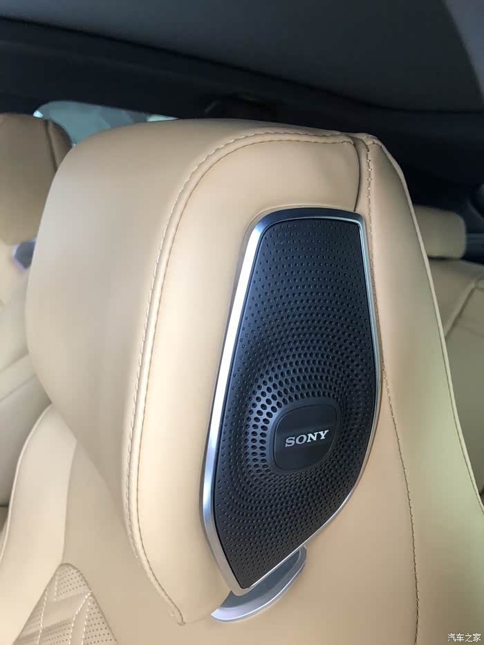 全车一套索尼音响,就连头枕里都带走音响我是第一次见.
