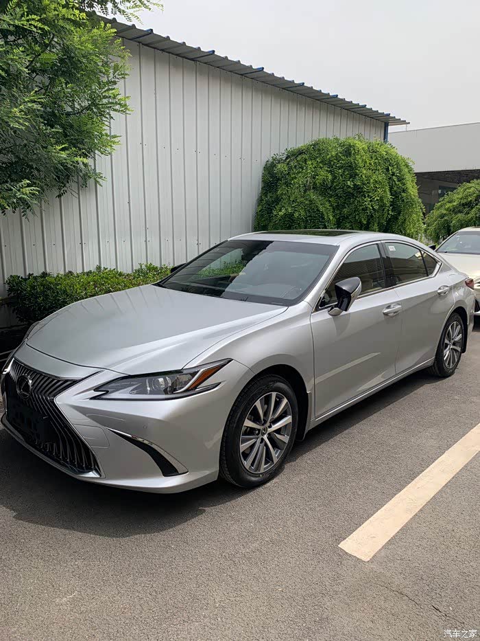 775 | 回复: 1 雷克萨斯es论坛 当前2020款的es200豪华款还提供白金灰