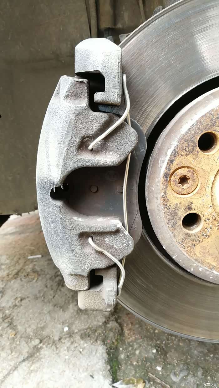 安装前刹车分泵卡簧