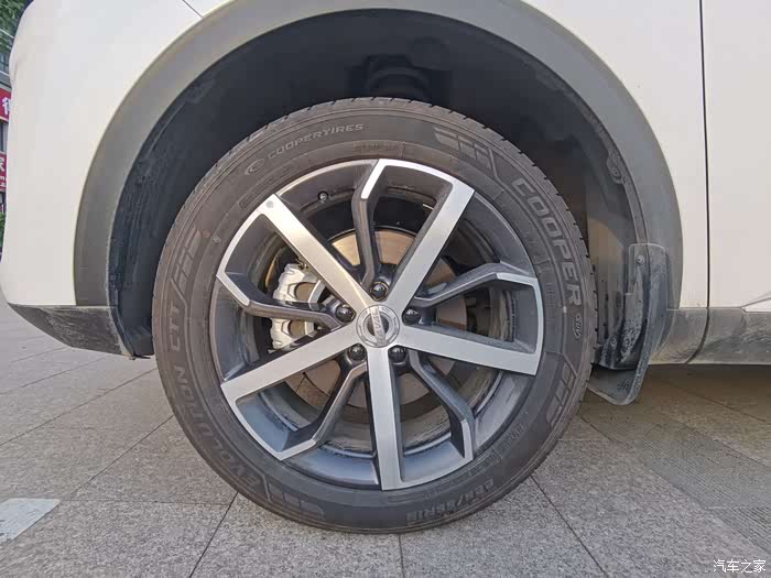 轮胎看起俩轴实,拔地力应该不错.