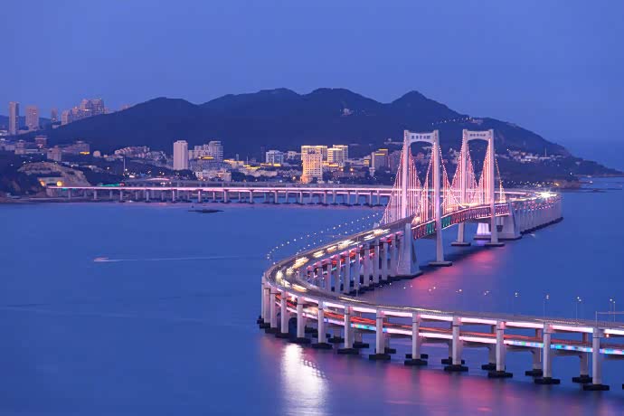 夜晚的大连星海湾跨海大桥夜景很美