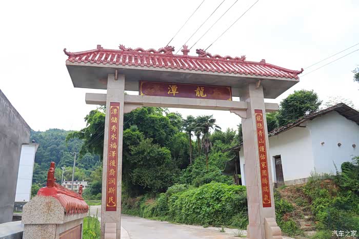 村口的龙门架,迎接着村里进进出出的村民.