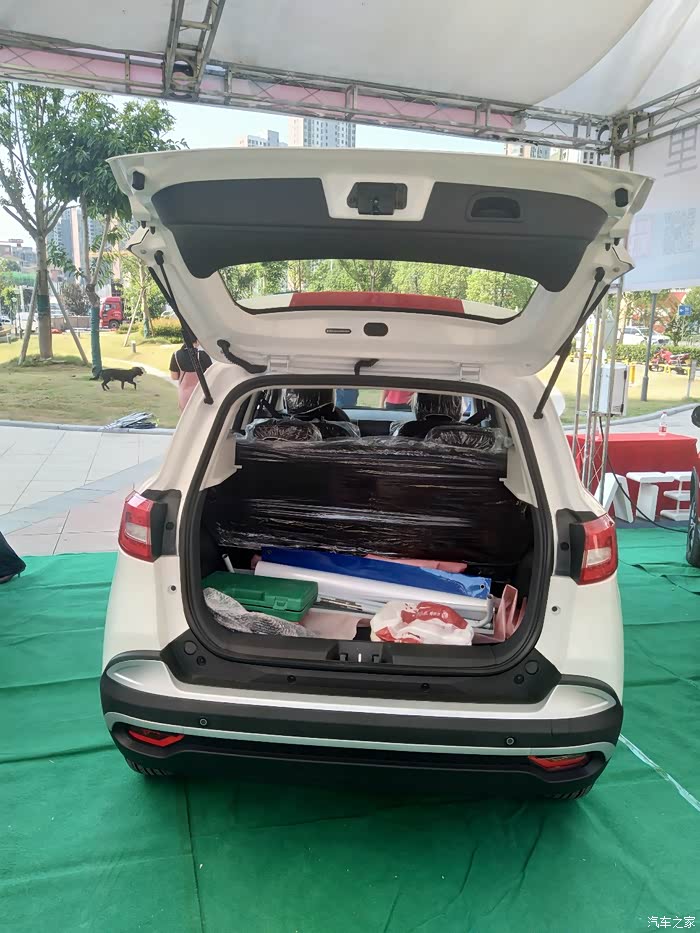 打开后备箱的哪吒