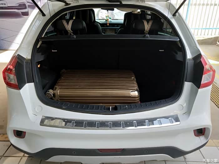 后备箱放这么大的行李箱还有空间哦