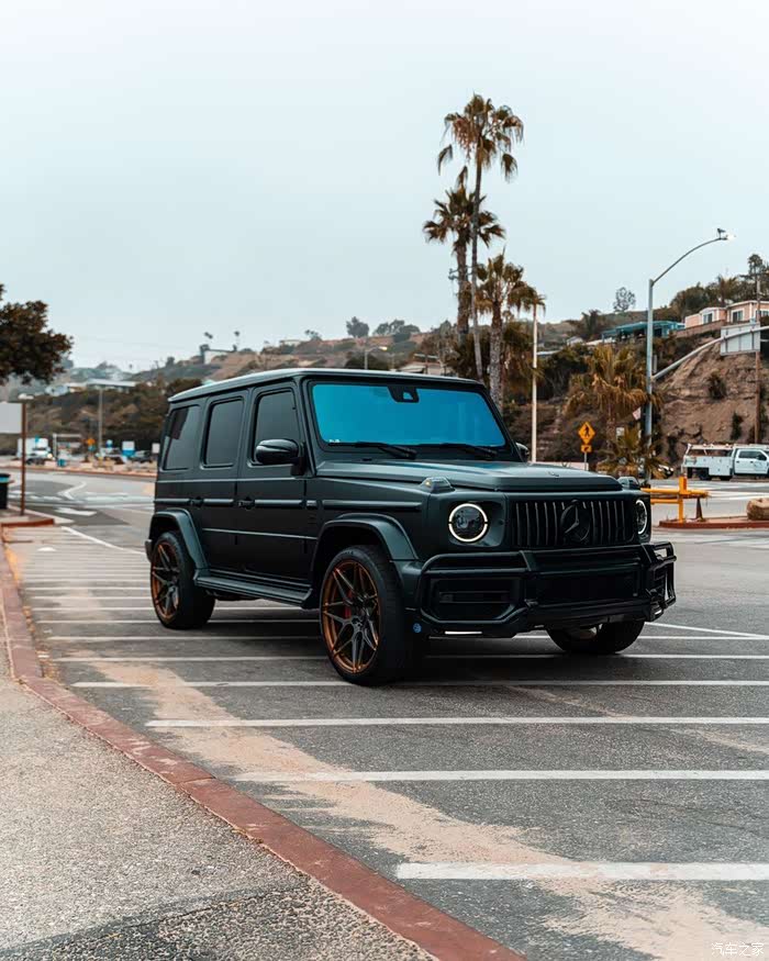 奔驰的大g越野车,真的非常粗犷,非常豪华.