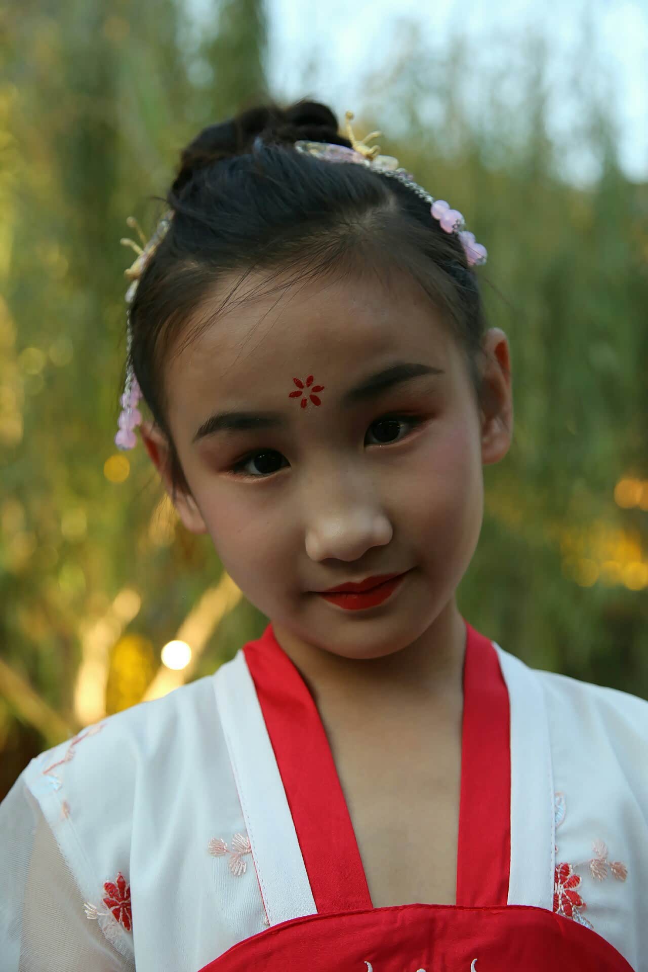 小姑娘穿上古代服装.漂亮而又优雅.