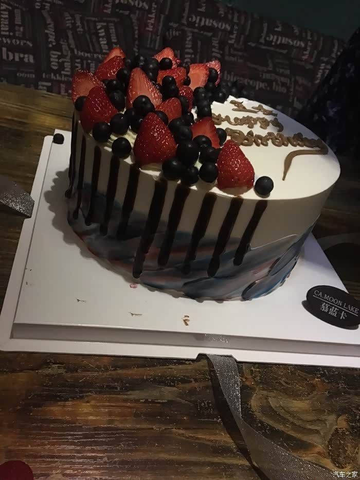 生日蛋糕,没有舍得切开,个蛋糕中包含着无限寓意以及朋友们对我祝福.