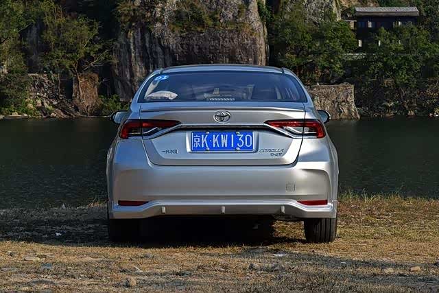 卡罗拉的前脸采用双幅式进气格栅,造型犀利