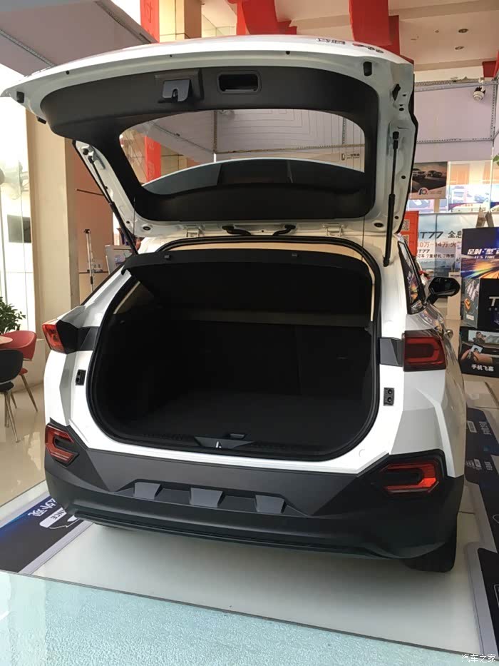 后备箱打开,空间宽敞